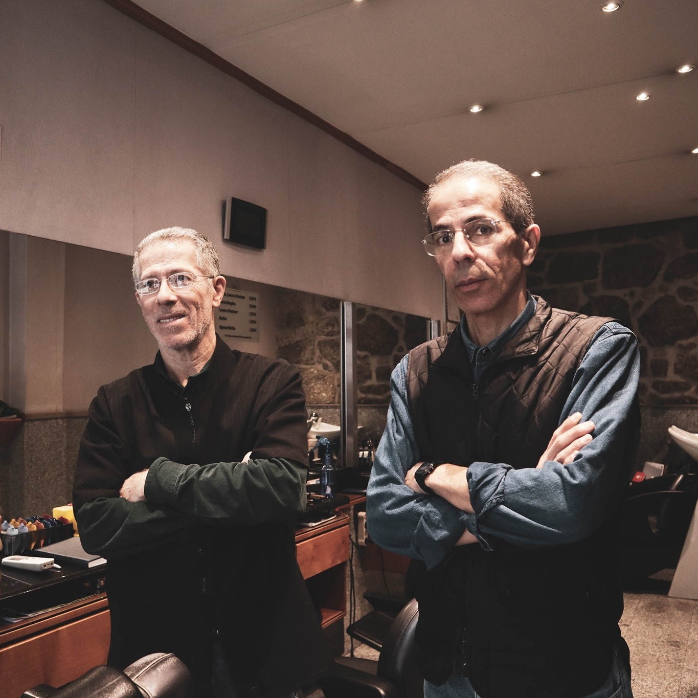 Pedro Lagarto e Fernando Lagarto, de braços cruzados no salão da Barbearia Lagartos, em Viseu